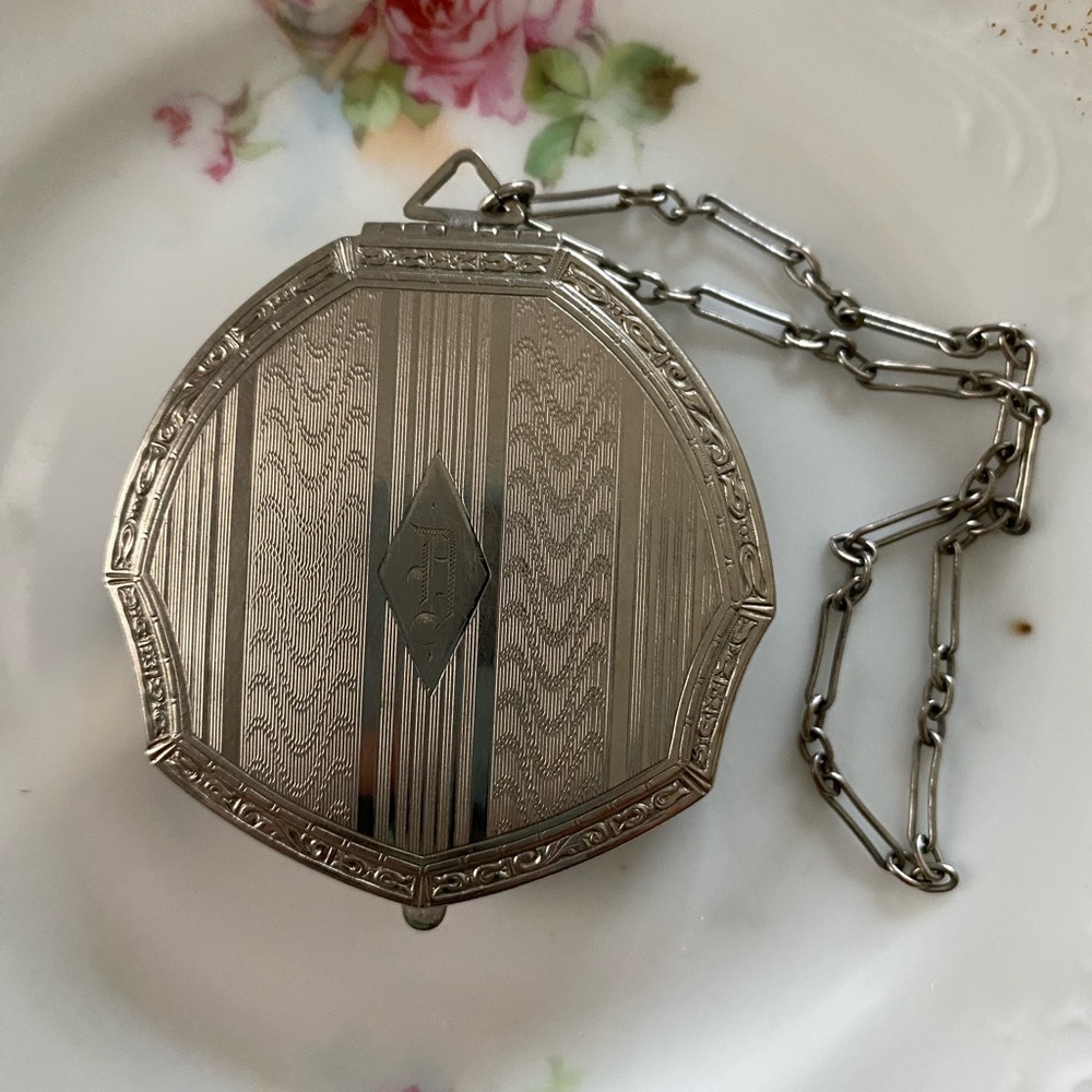 Vintage Art Deco Wristlet Dance Compact (Final Price) - Picture 2 of 13